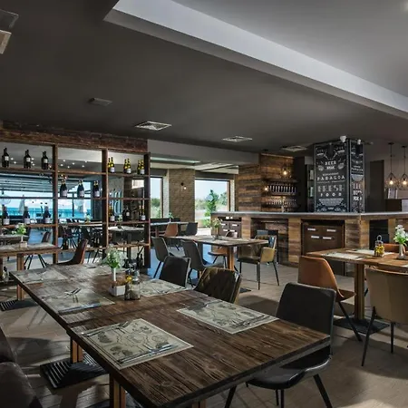 With A Large Terrace And Direct Access To The Sea Lejlighed Obzor