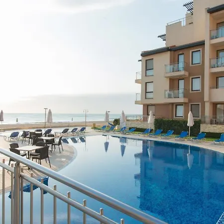 With A Large Terrace And Direct Access To The Sea Lejlighed