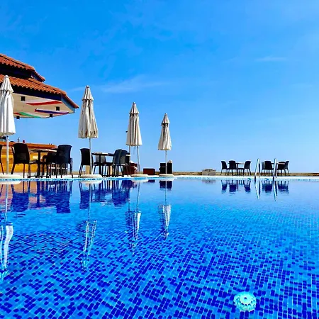 With A Large Terrace And Direct Access To The Sea Lejlighed *