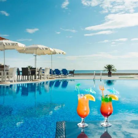 Lejlighed With A Large Terrace And Direct Access To The Sea *