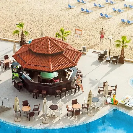 With A Large Terrace And Direct Access To The Sea Διαμέρισμα *