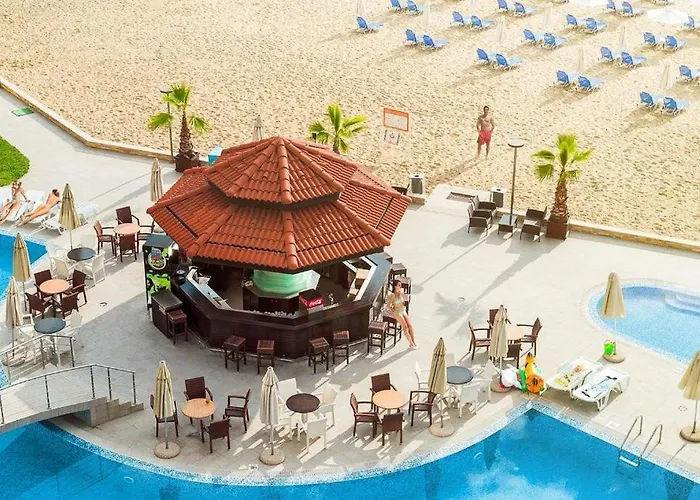 With A Large Terrace And Direct Access To The Sea Διαμέρισμα *