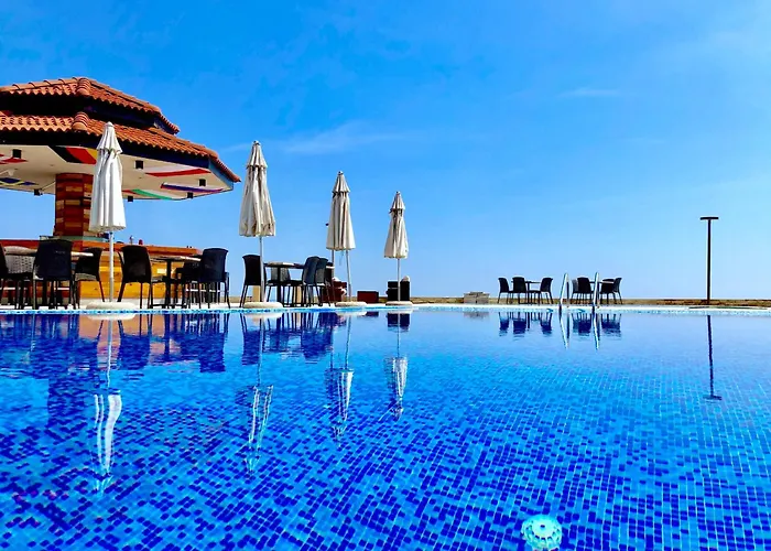 With A Large Terrace And Direct Access To The Sea Διαμέρισμα *